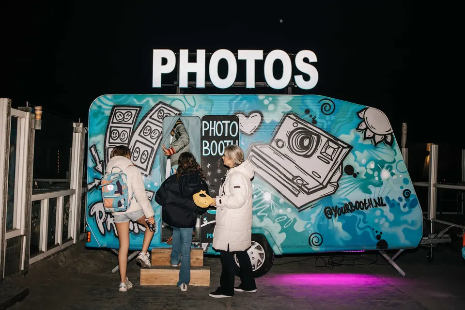 Beschilderde caravan photobooth