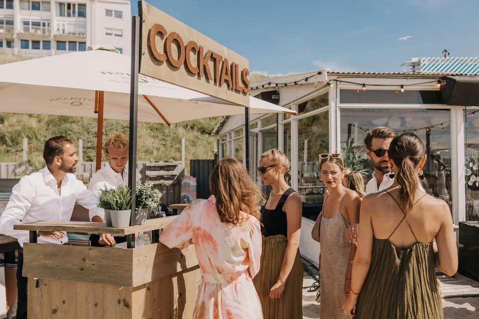 Houten cocktailbar op het strand