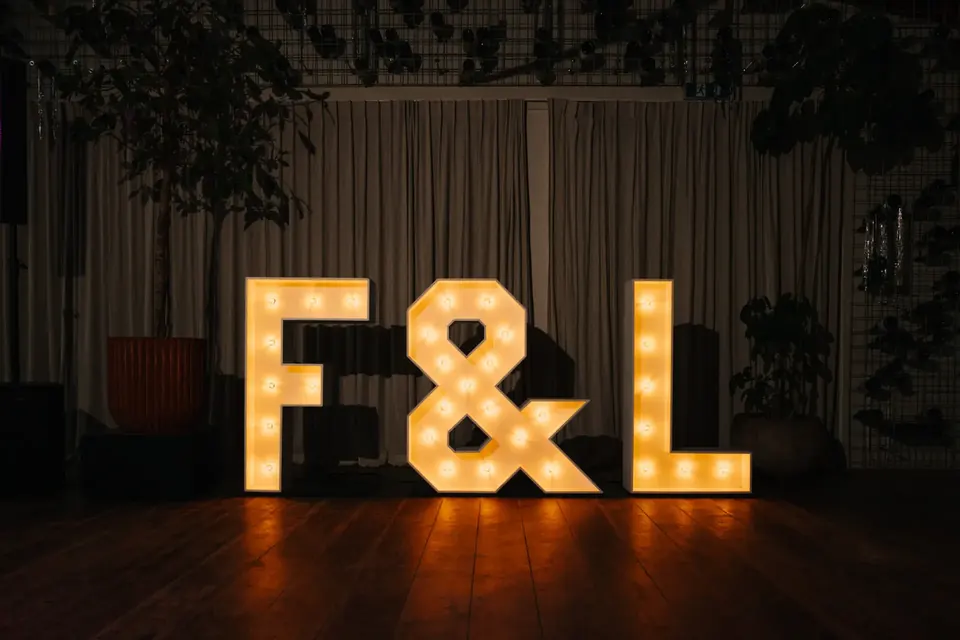 Lichtletters met initialen op een bruiloft