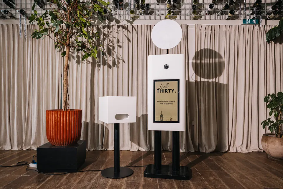 Witte photobooth van YourBooth